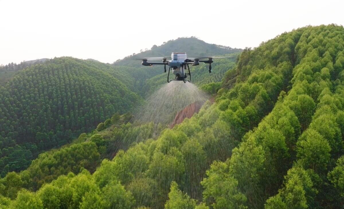 ag-drone-spraying